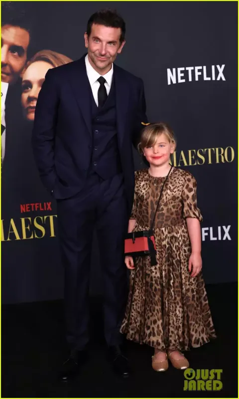 Bredli Kuper 6 yaşlı qızı ilə film qalasında