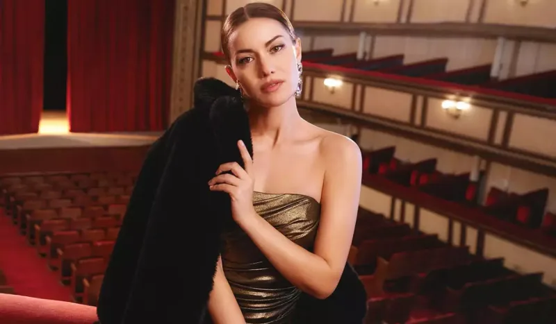 Fahriye kamera qarşısında