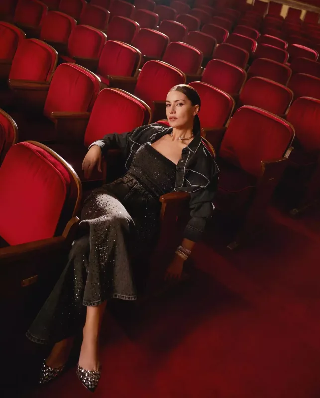 Fahriye kamera qarşısında