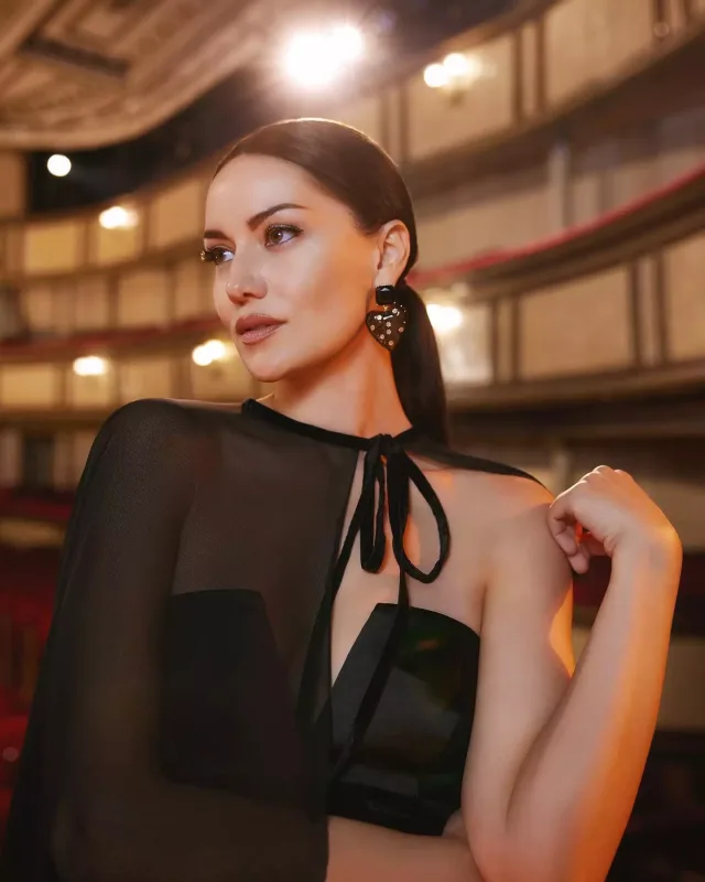 Fahriye kamera qarşısında