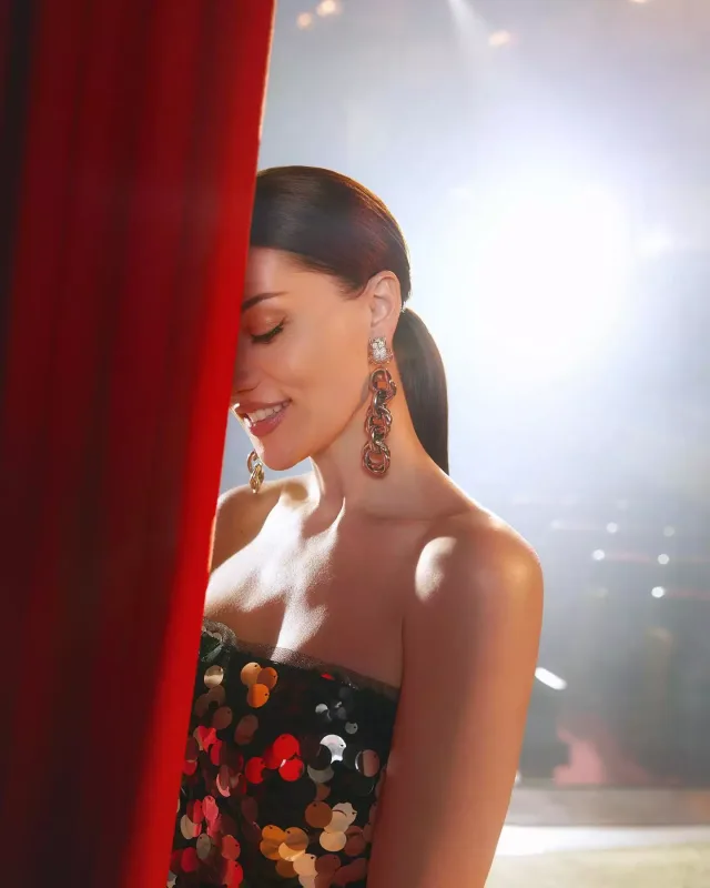 Fahriye kamera qarşısında