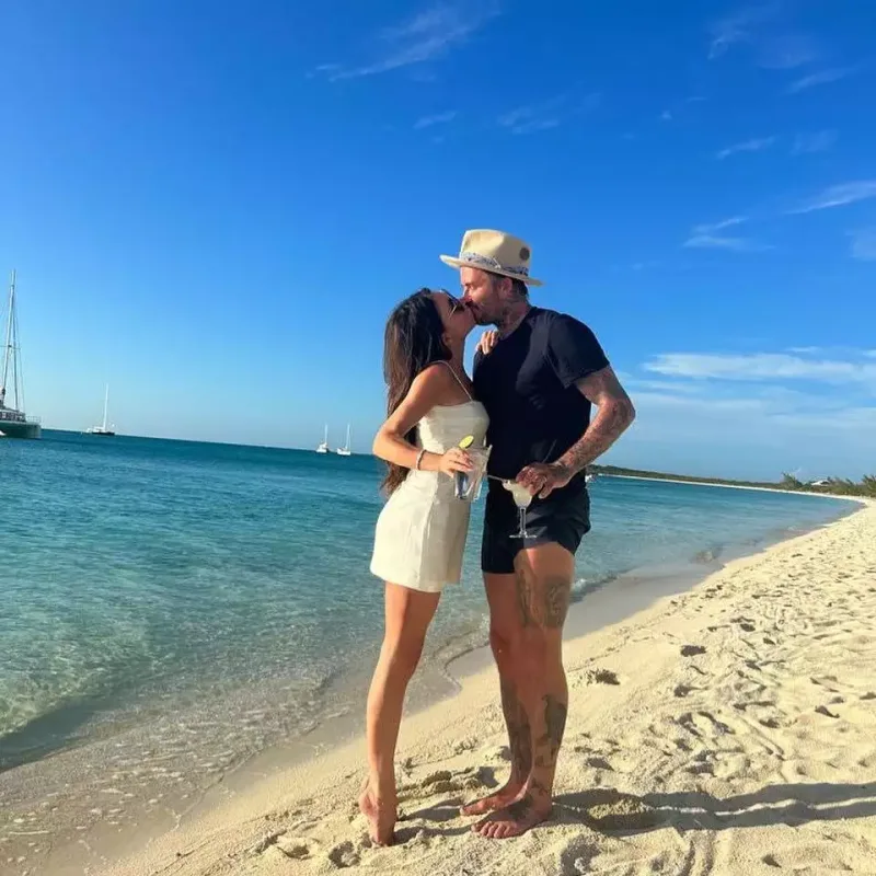 Yenə ərinin yarıçılpaq görüntüsünü yaydı