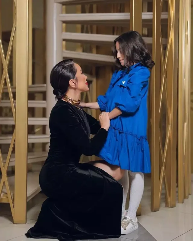 Lalə Məmmədova qızı ilə…