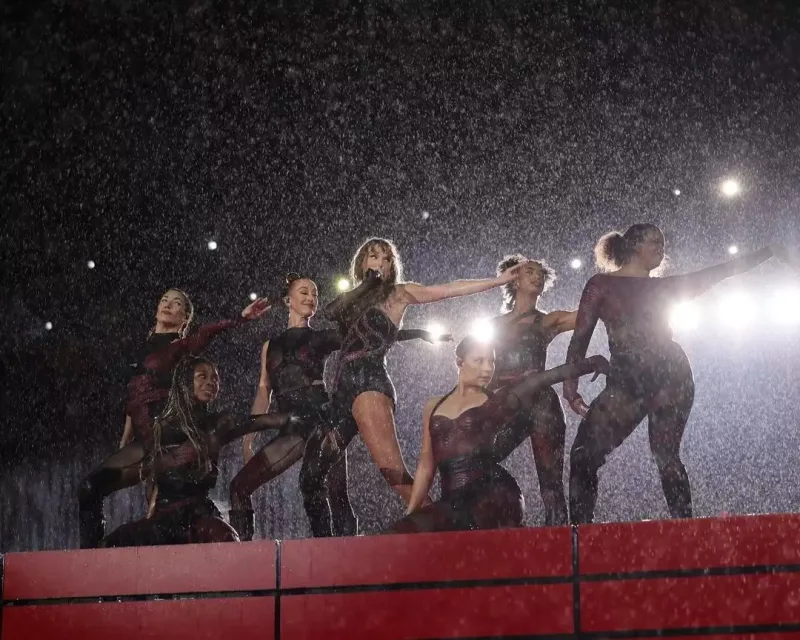 Teylor yenə birinci oldu