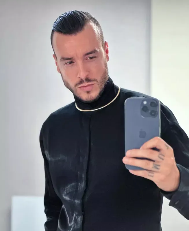 Müğənnilikdən əvvəl fala baxırmış