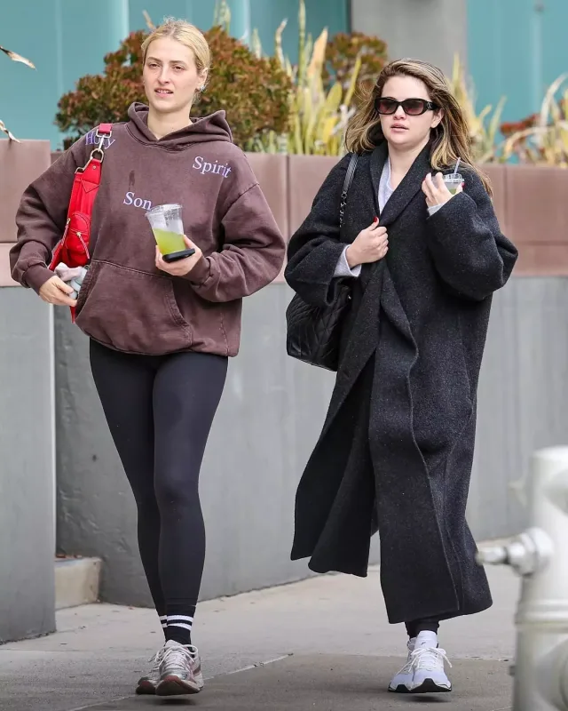 Selena və Anna  alış-verişdə