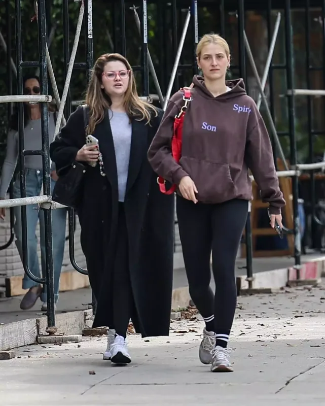 Selena və Anna  alış-verişdə