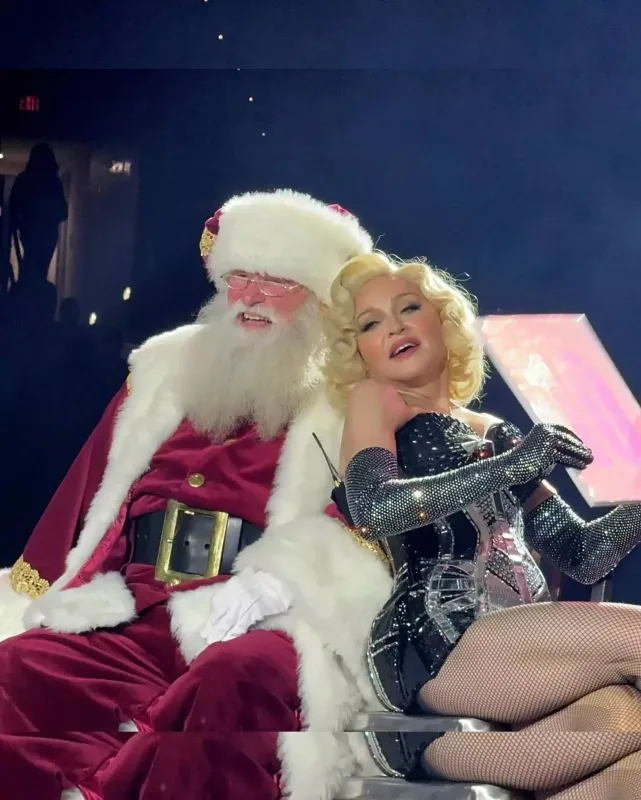 Madonna Şaxta baba ilə səhnədə