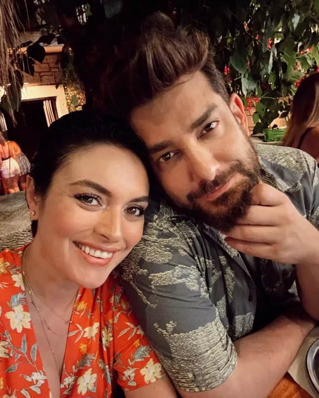 Enislə Ezgi küsdü