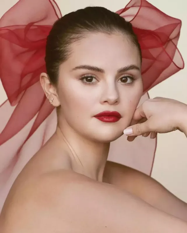 Selenadan “Vogue” üçün pozalar…