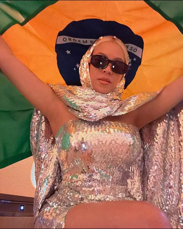 Beyons gümüşlər içində