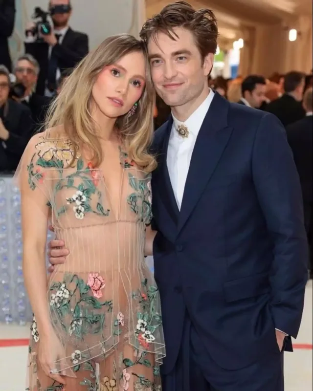 “Alatoranlıq”ın ulduzu hamilə sevgilisi ilə nişanlandı