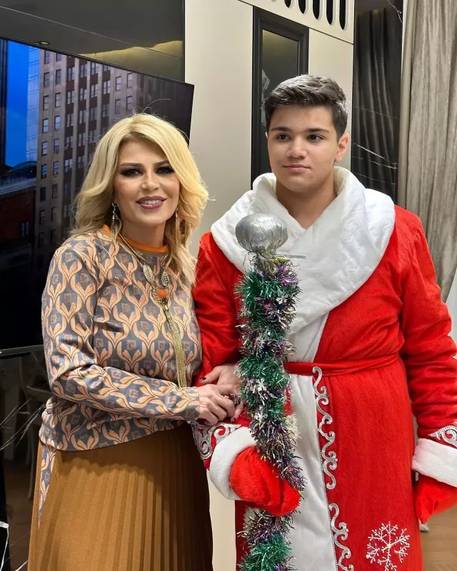 Mətanət İsgəndərli nəvəsi ilə