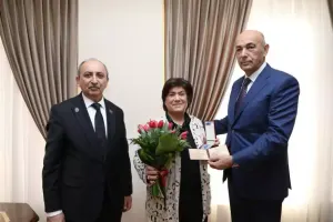 Flora Xəlilovaya “Şöhrət” ordeni təqdim edilib