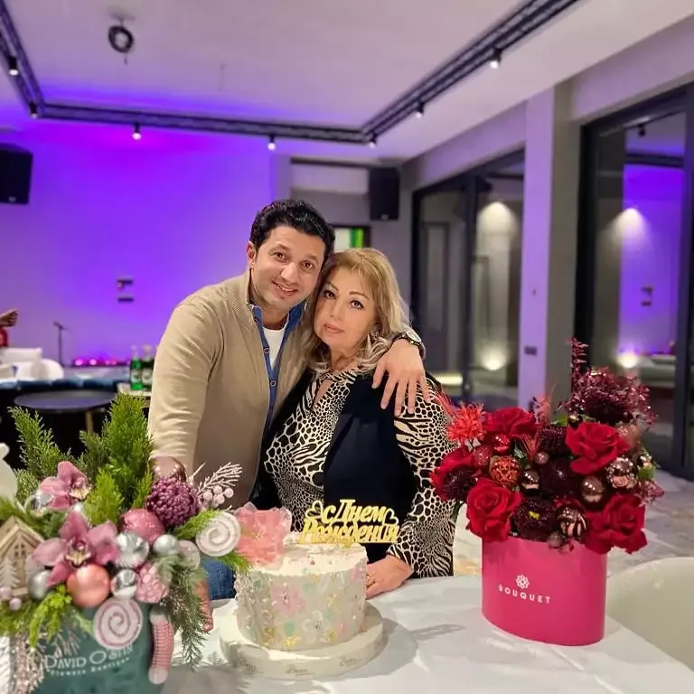 Xəyyam anası ilə fotosunu paylaşdı