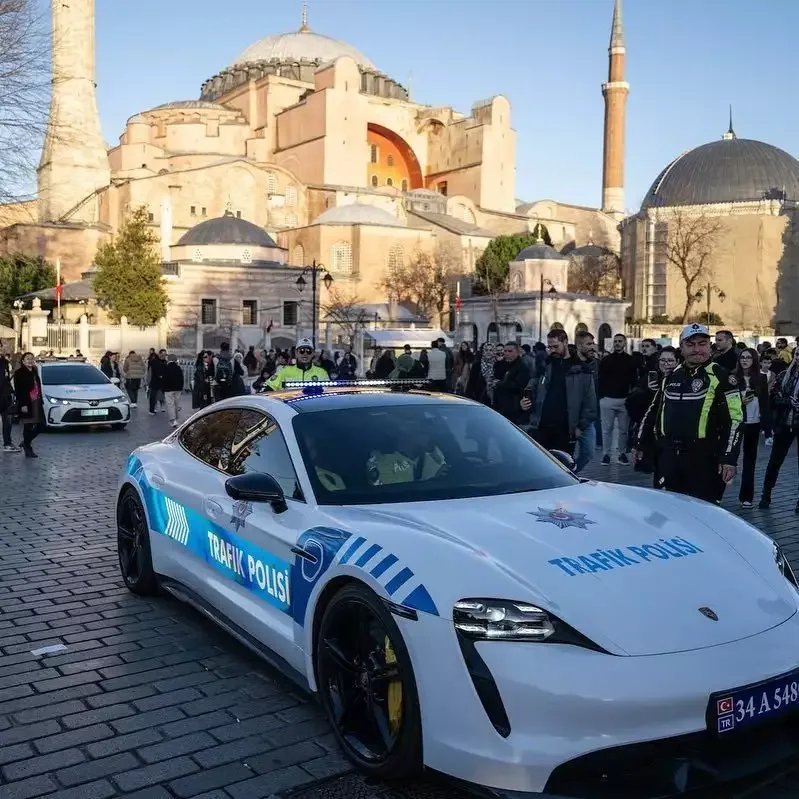 Fenomenlərin avtomobilləri polislərə verildi