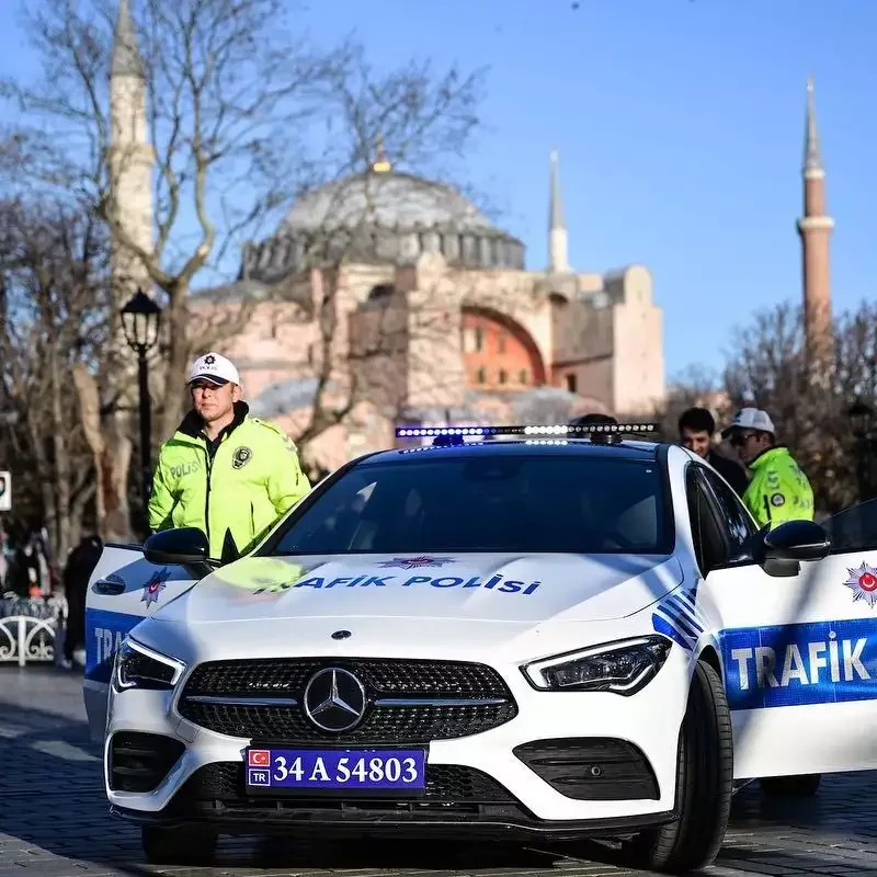 Fenomenlərin avtomobilləri polislərə verildi