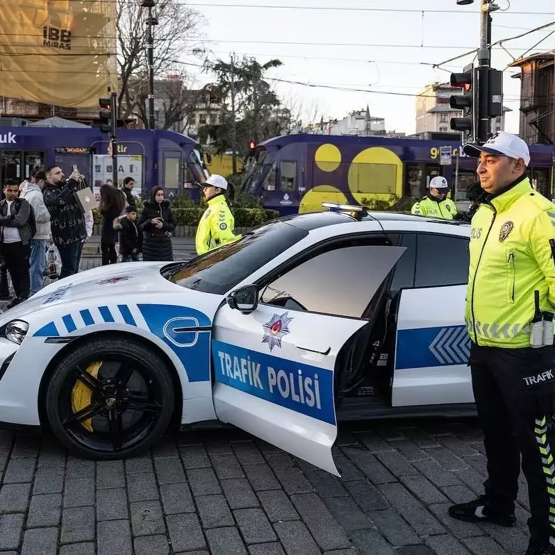 Fenomenlərin avtomobilləri polislərə verildi