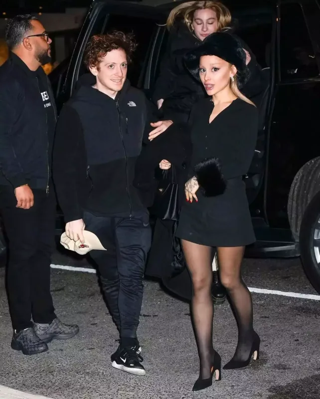 Ariana sevgilisi ilə gecələrdə