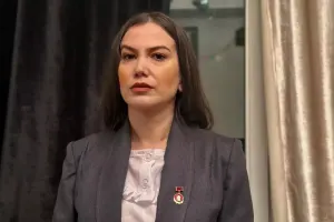 Günel səhnədən uzaqlaşır