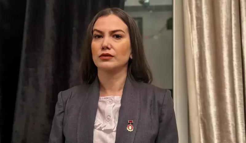 Günel səhnədən uzaqlaşır