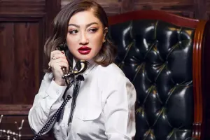 Zümrüd telefonun başında...