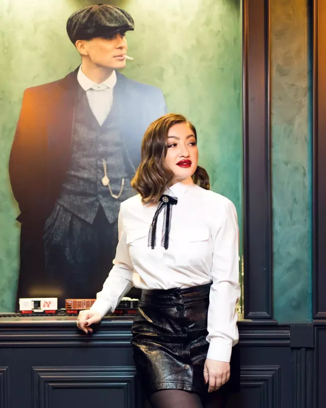 Zümrüd telefonun başında...