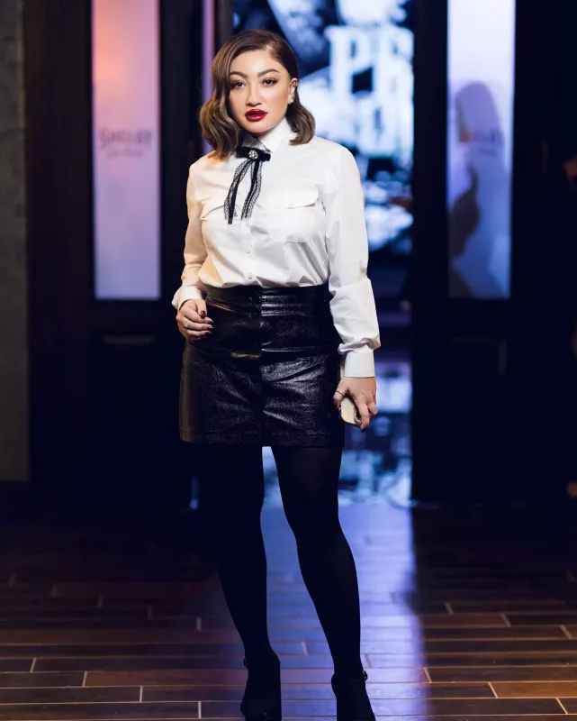 Zümrüd telefonun başında...