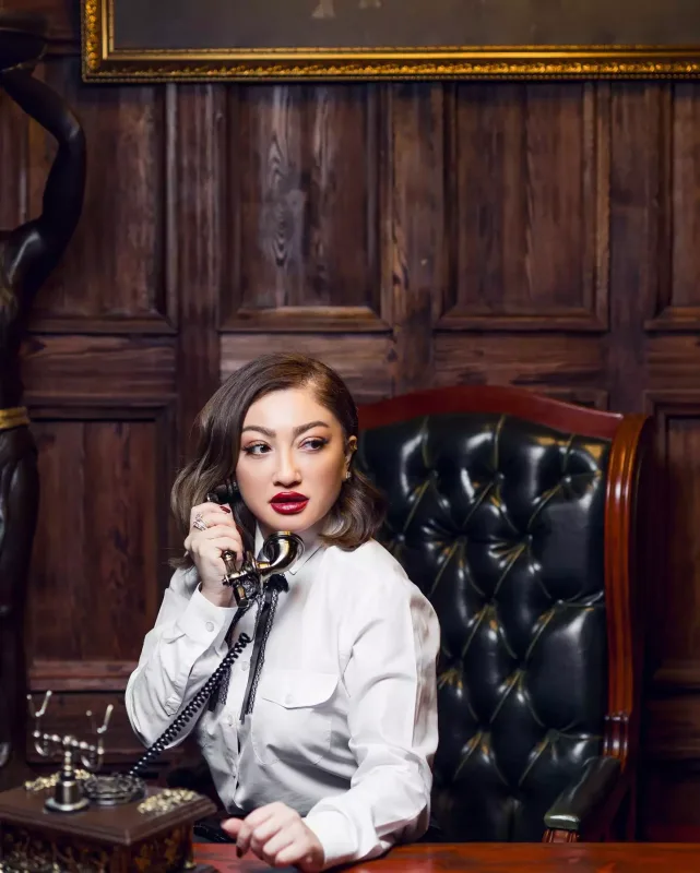 Zümrüd telefonun başında...