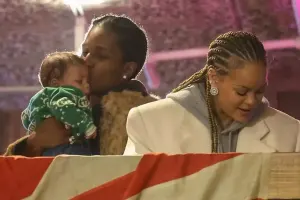 Rihanna oğulları və sevgilisi ilə...