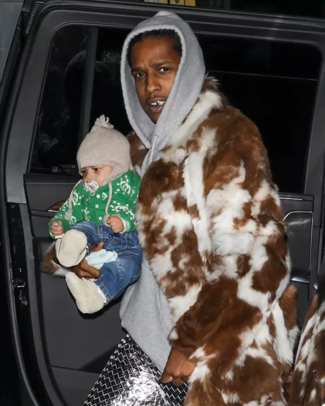 Rihanna oğulları və sevgilisi ilə...