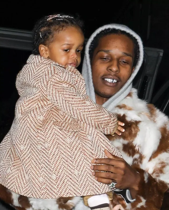 Rihanna oğulları və sevgilisi ilə...