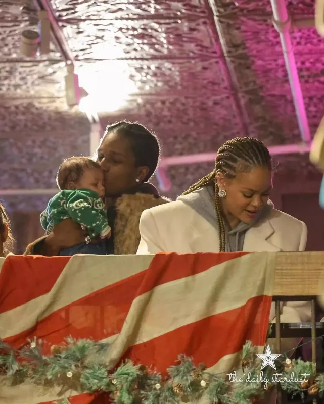 Rihanna oğulları və sevgilisi ilə...