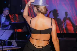 60 yaşlı Avşarın səhnə geyimi çox danışıldı