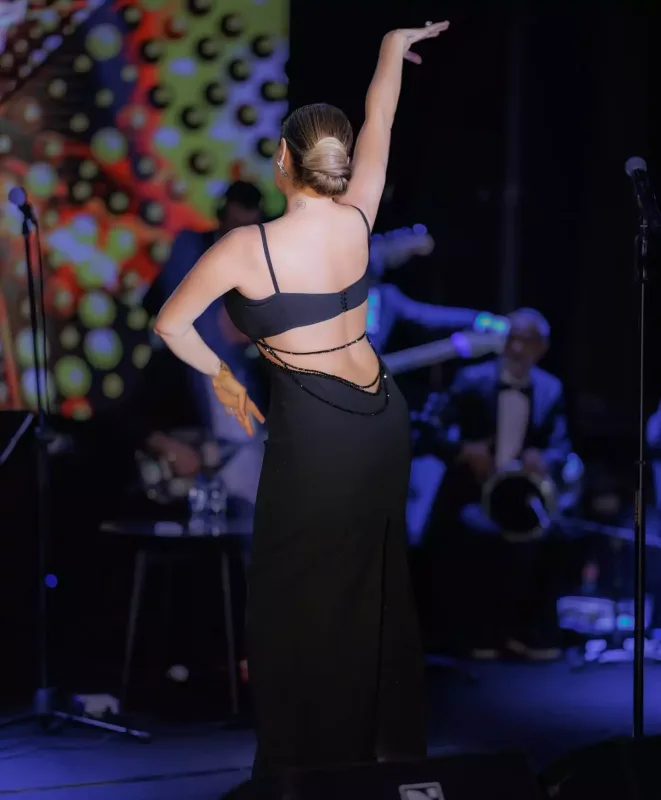 60 yaşlı Avşarın səhnə geyimi çox danışıldı