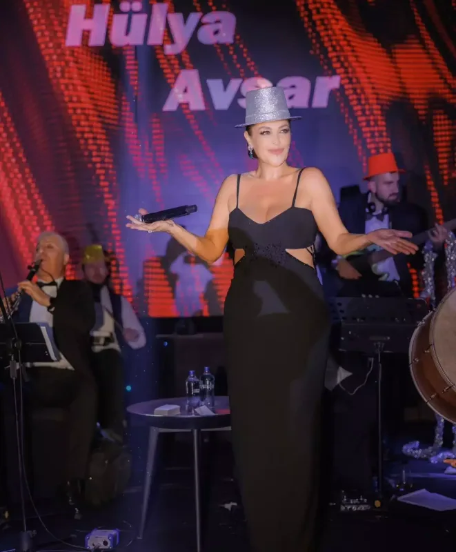 60 yaşlı Avşarın səhnə geyimi çox danışıldı