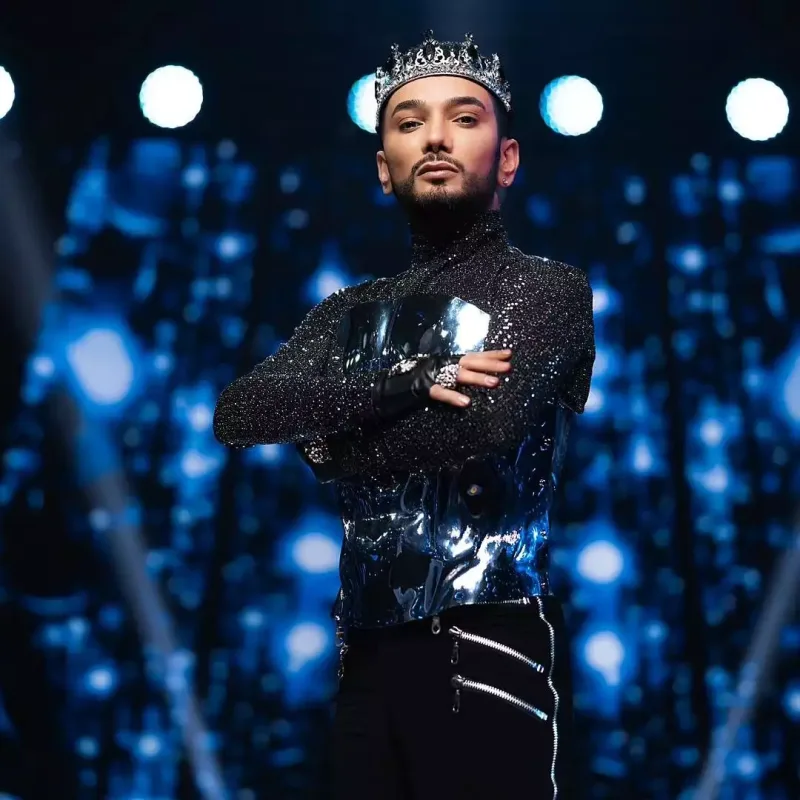 Faiq Ağayevin korsetli “look”u