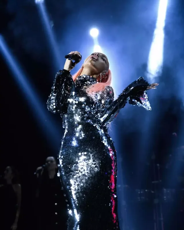 Gülşen Yeni ildə iki libas seçdi