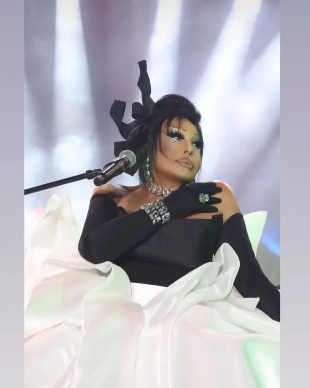 Bir binanın iki mərtəbəsini alıb...