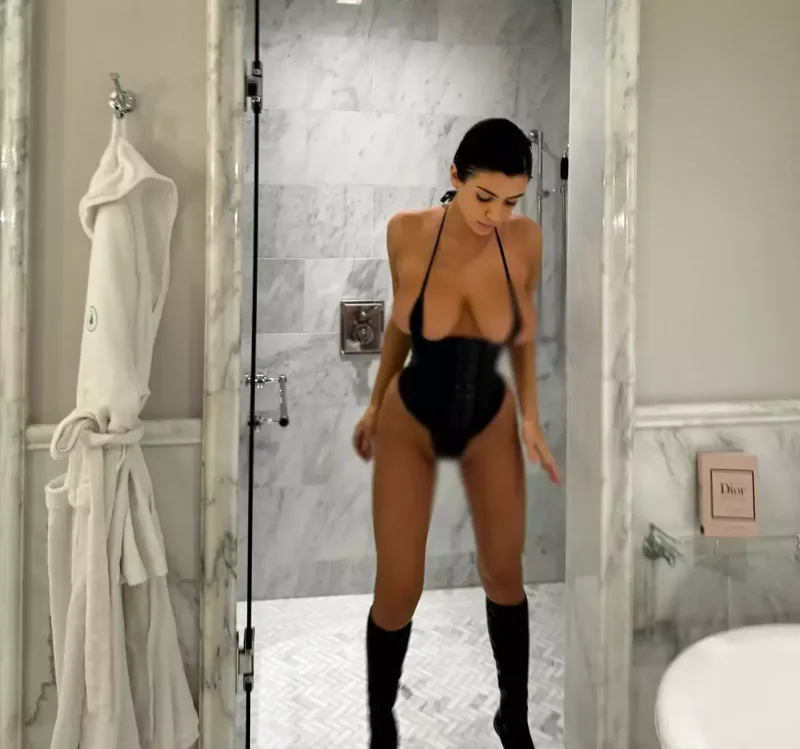 Xanımının yarıçılpaq şəkillərini yaydı