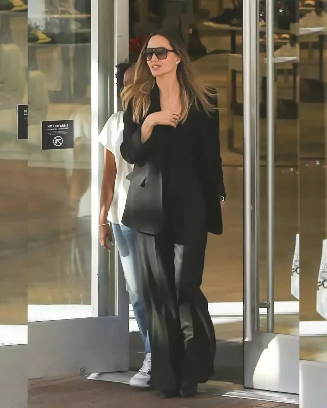 Ancelina qızı ilə alış-verişdə