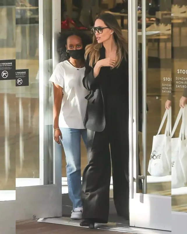 Ancelina qızı ilə alış-verişdə