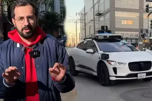 Sürücüsüz taksiyə mindi