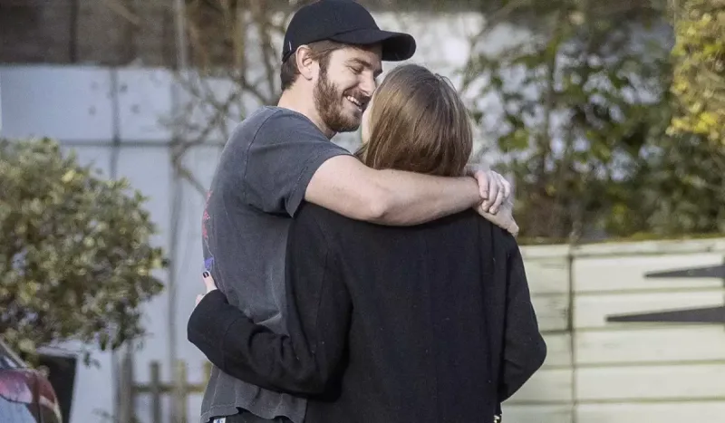 Küçədə öpüşdülər