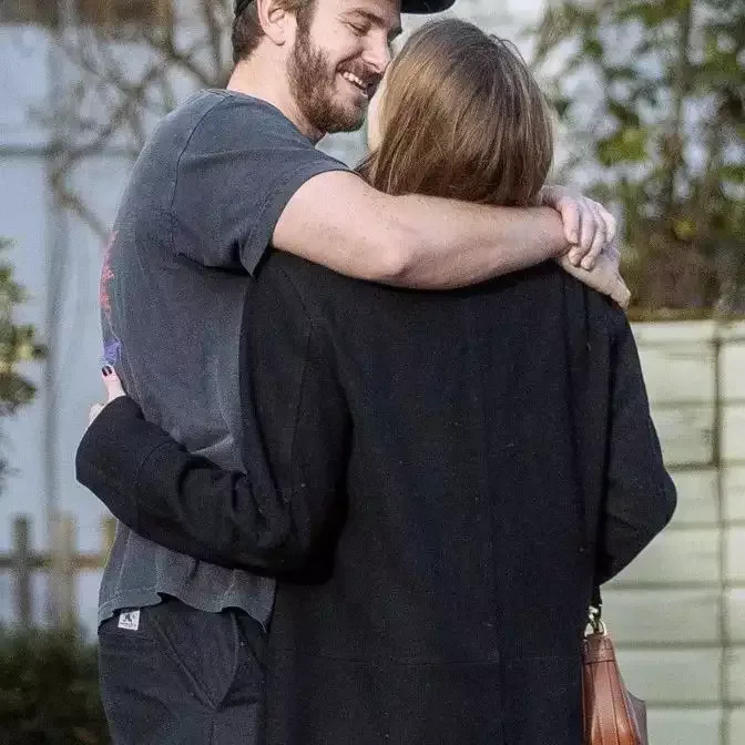 Küçədə öpüşdülər