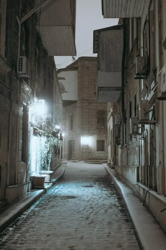 Qara bürünən Bakı küçələri...