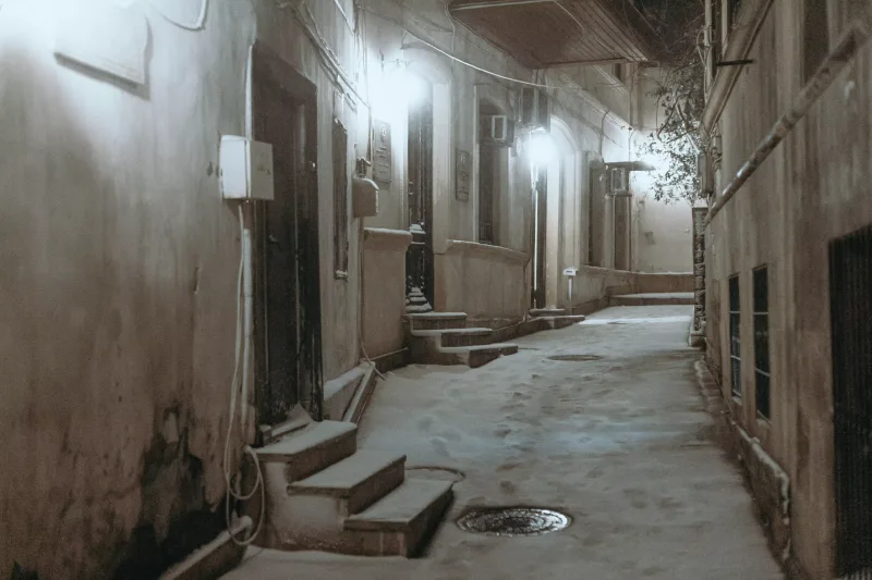 Qara bürünən Bakı küçələri...