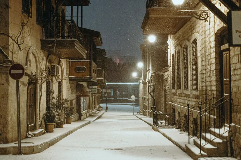 Qara bürünən Bakı küçələri...