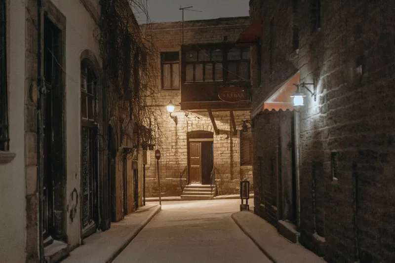 Qara bürünən Bakı küçələri...