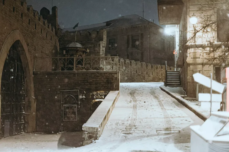 Qara bürünən Bakı küçələri...